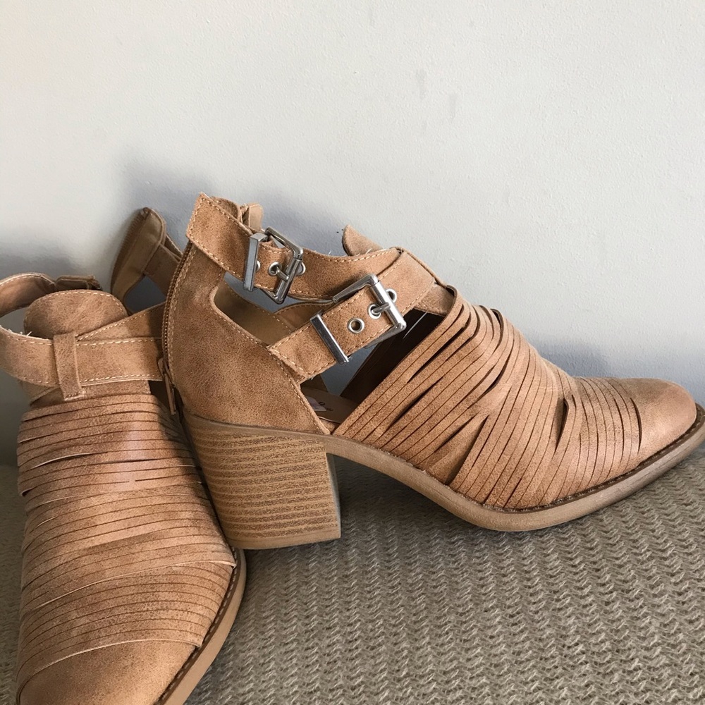 Cupid shoe boot never worn